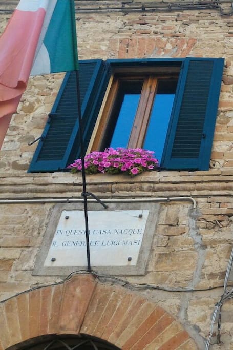 Targa commemorativa posizionata dai petrignanesi sulla facciata della casa in onore al generale Luigi Masi che ivi nacque e che contribuì fattivamente alla realizzazione dell'unità d'Italia