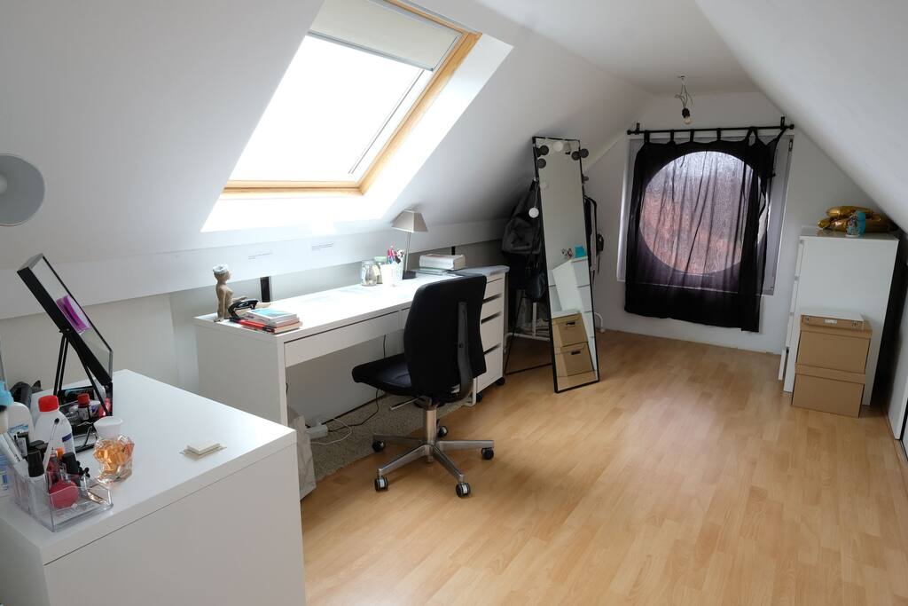Coin bureau, chambre 1