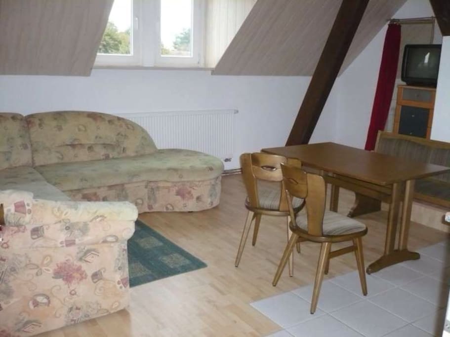 Wohnzimmer mit Essbereich und Küche