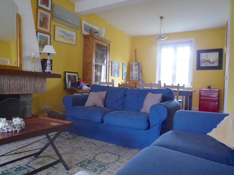 Salon spacieux, ouvert sur terrasse rue