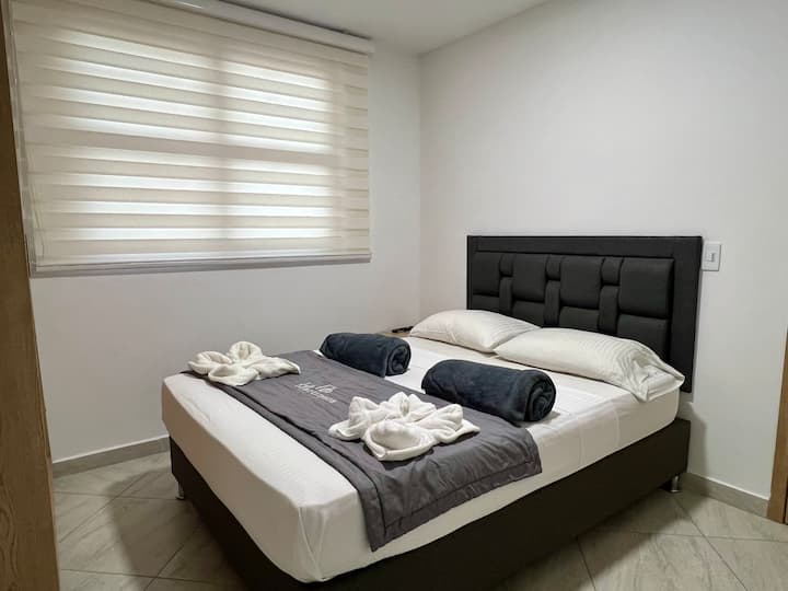 غرفة رئيسية، مع حمام داخلي وتلفزيون