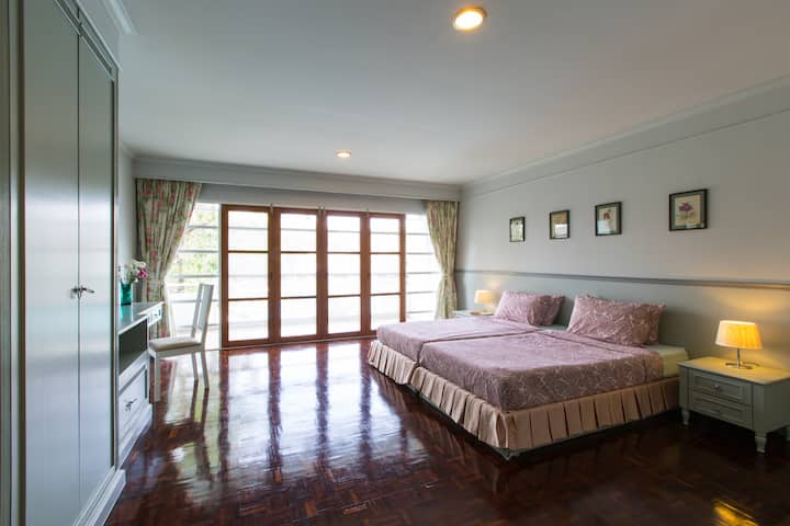 Спална соба 1 : поглед кон базен