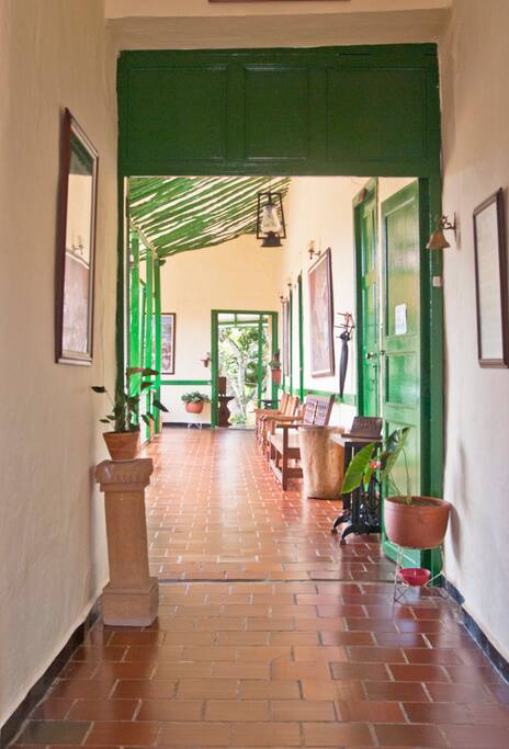 Habitación dentro de acogedora casa tradicional