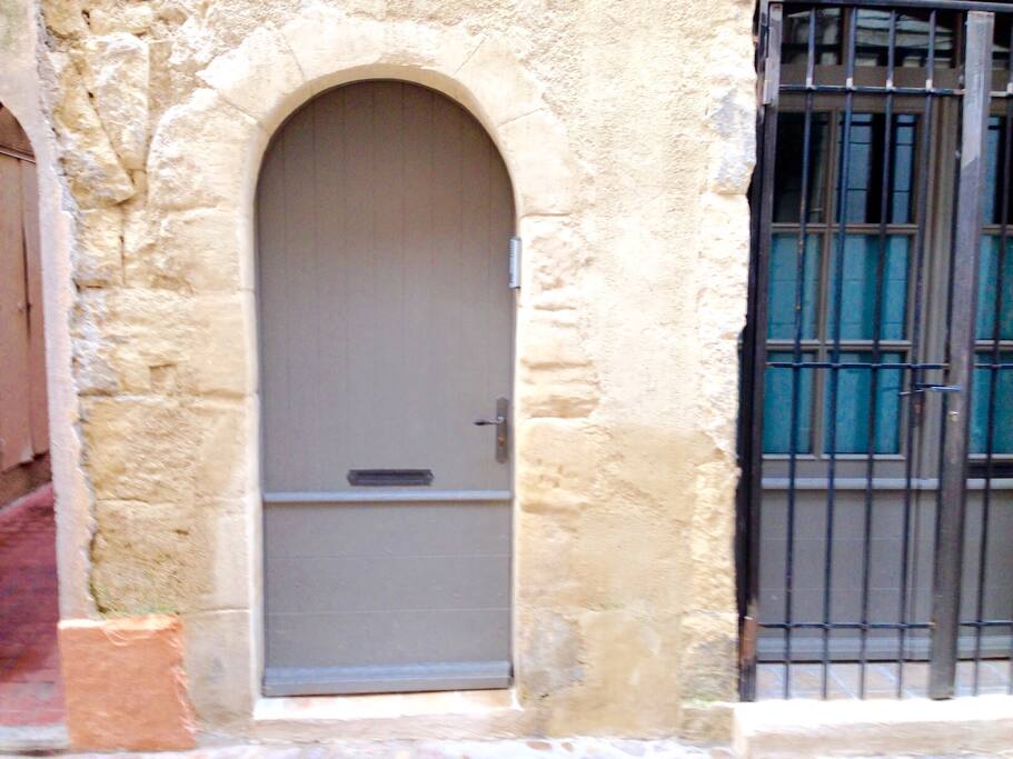 Les portes d'entrée des 2 appartements.