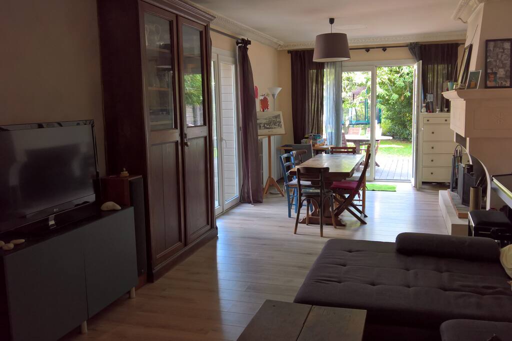 Le grand salon donnant sur le jardin