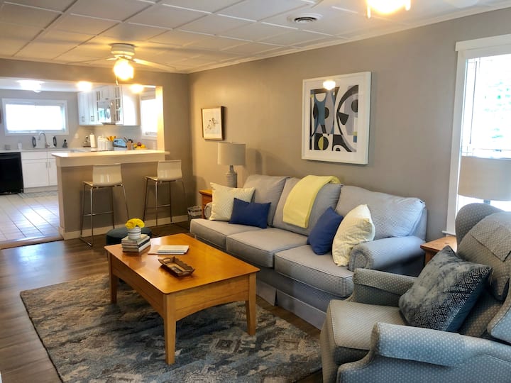 Cómoda sala de estar espaciosa bellamente decorada con toques de color. El sofá es un sofá cama extraíble. 