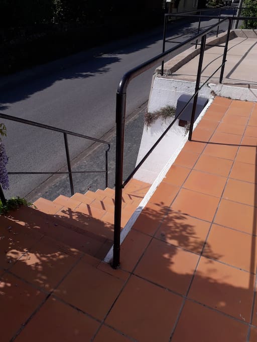 Entrée privée avec quelques marches pour accéder a la maison