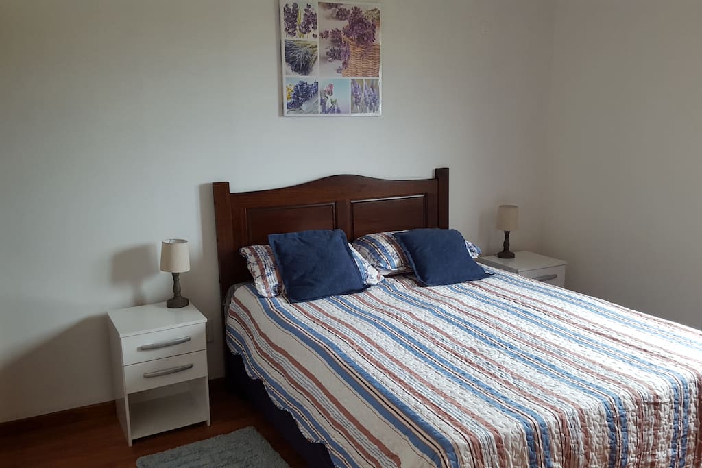 Amplio dormitorio 1, cama sommier. Placard con baño en suite doble vidrio y mosquitero