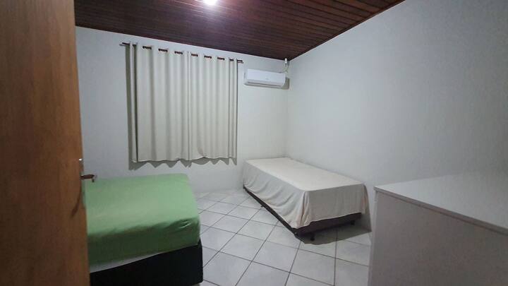 Habitación trasera. 01 cama doble y 01 cama individual con cama auxiliar.