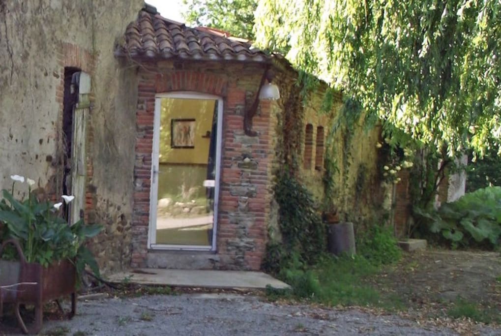 Entrée et façade est