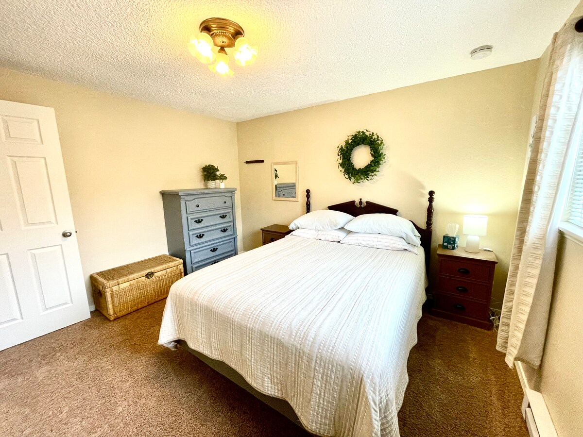 Მთავარი საძინებელი 152 × 203 სმ ზომის საწოლით