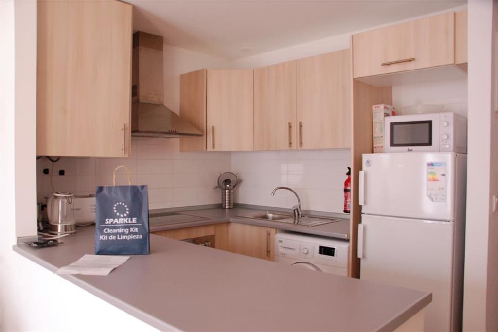Kitchen with oven, hob, fridge-freezer and washing machine