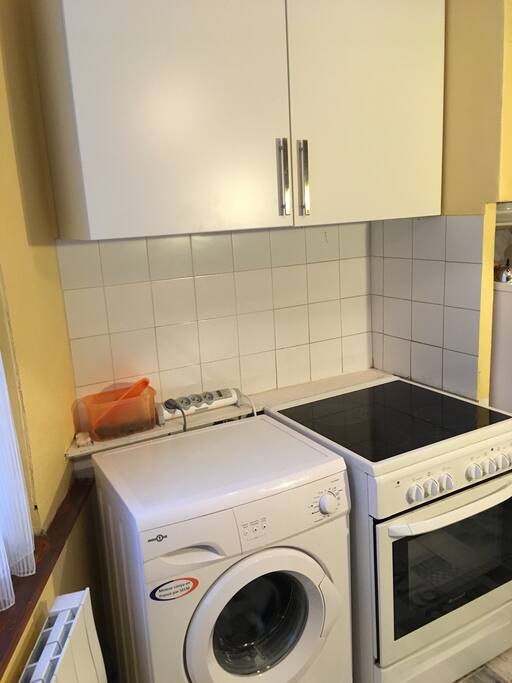 Lave-linge, cuisinière électrique four à pyrolyse, comprend également frigo, aspirateur, fer/table à repasser
