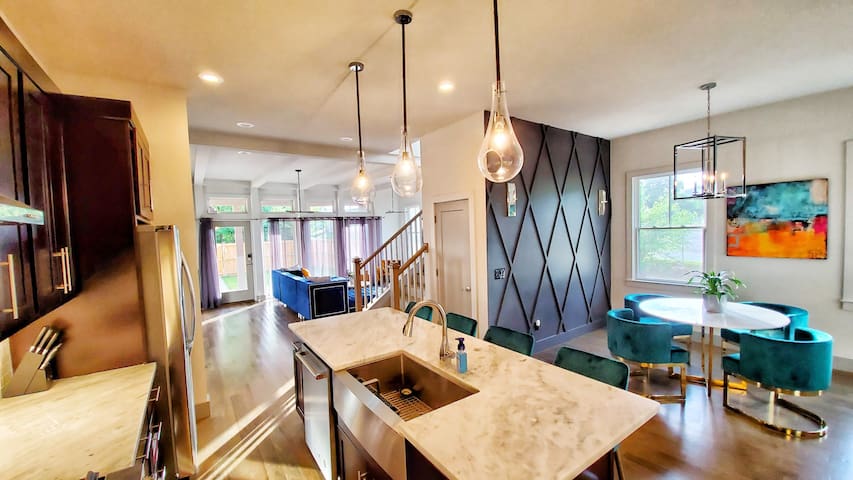 Rooftop Paradise – 1 Mile to Broadway – Sleeps 12 gallery image 4