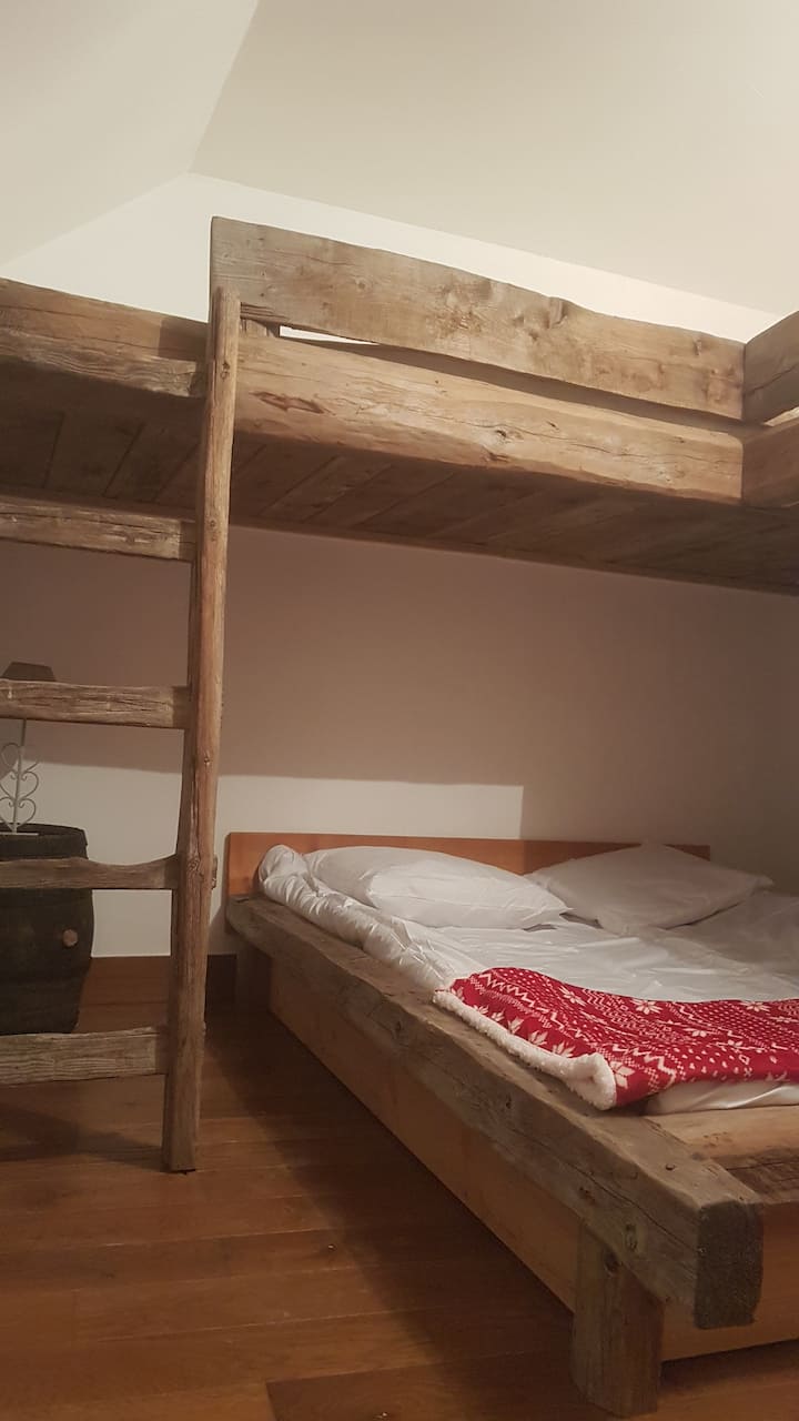 غرفة نوم في الطابق العلوي 2 بسرير معلق