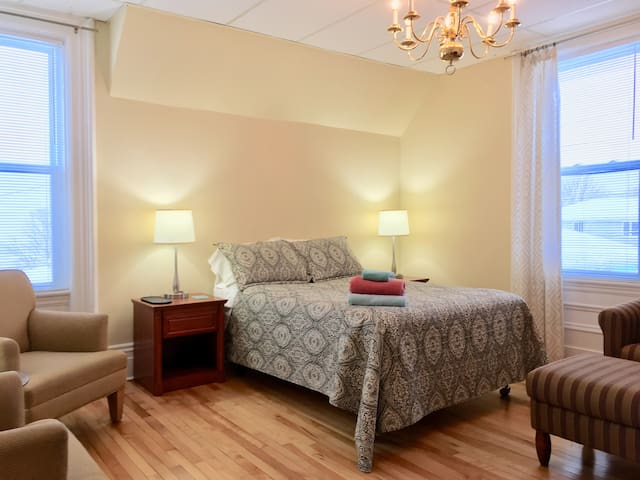 Alvin's Harbourview 2 bed apt. in old Saint John