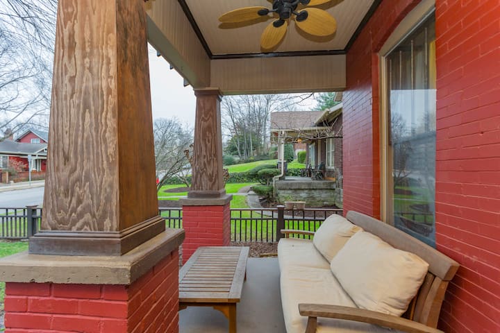 4 bedroom Near Downtown Luxury walk to everything! gallery image 5