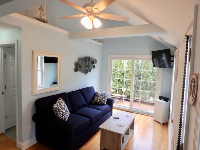 MODERN COTTAGE W/ BIKES, KAYAK & BEACH CHAIRS