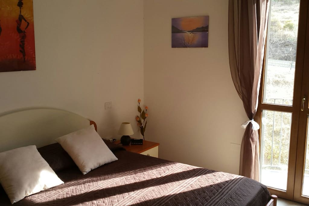 Grande chambre avec lit matrimoniale porte balcon