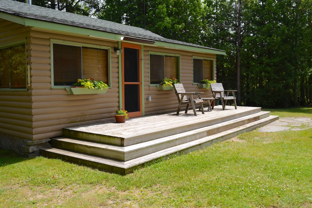 Four season one bedroom cabin on the shores of Lake Huron, on the Bruce Peninsula.