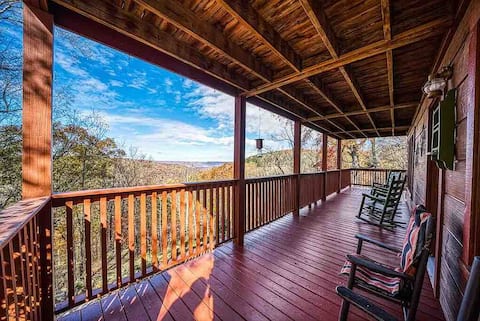 # Moonshine Cabin- mtn views, mins to downtown.