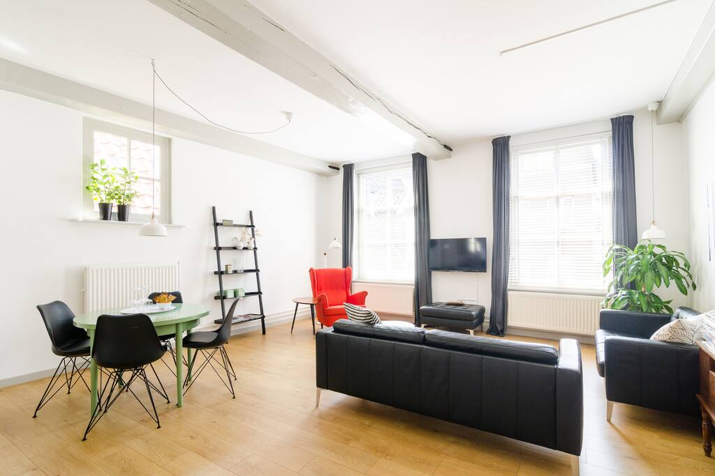 De grote raampartijen bieden in alle kamers met uitzicht op de prachtige Molenstraat met haar opstapplaats van de Binnendieze en het sfeervolle terras van Lunch- & Dinercafe Van Puffelen