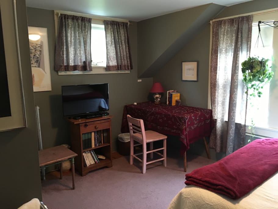 Other view of the bedroom.