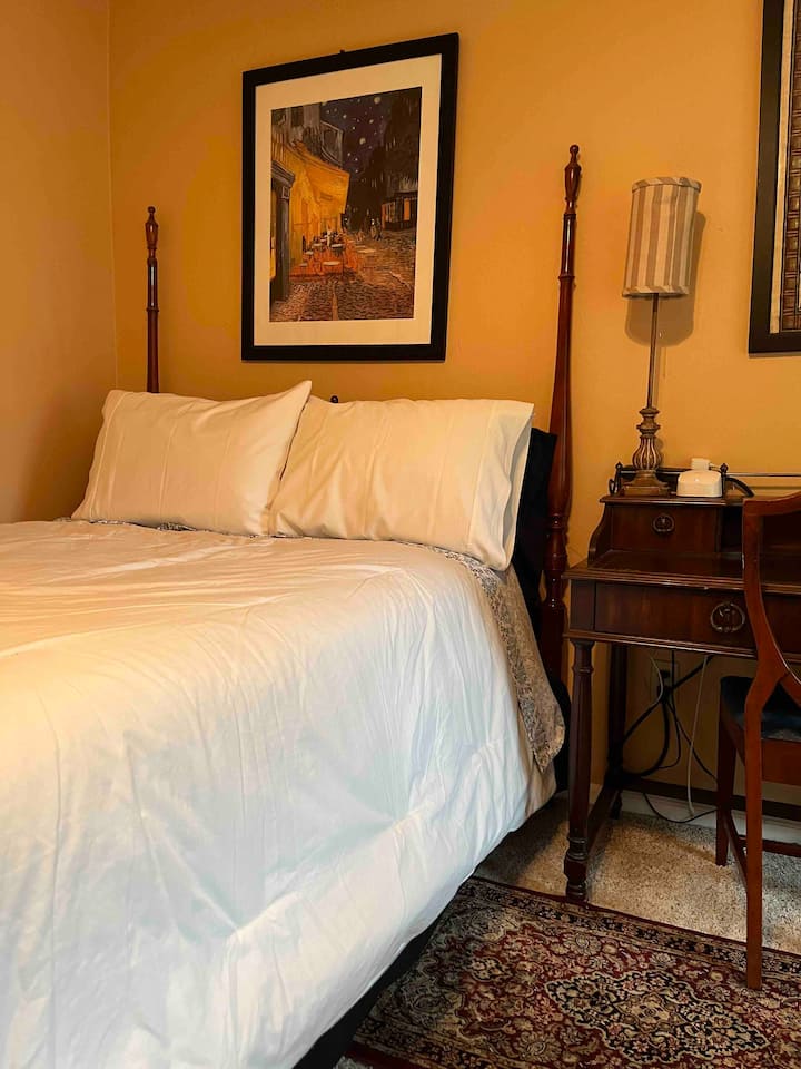 Për rehatinë tënde, krevati me madhësi të plotë në dy dhomat e gjumit private përbëhet nga çarçafë dhe këllëfë jastëku të freskët, batanije, jastëkë shtesë.