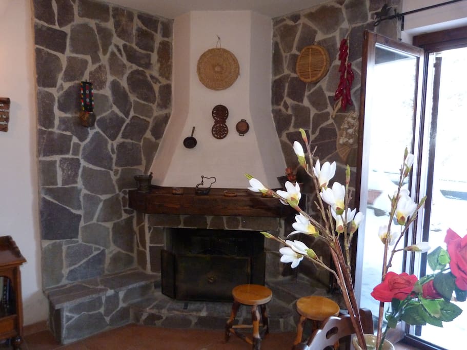Sala da pranzo con camino.