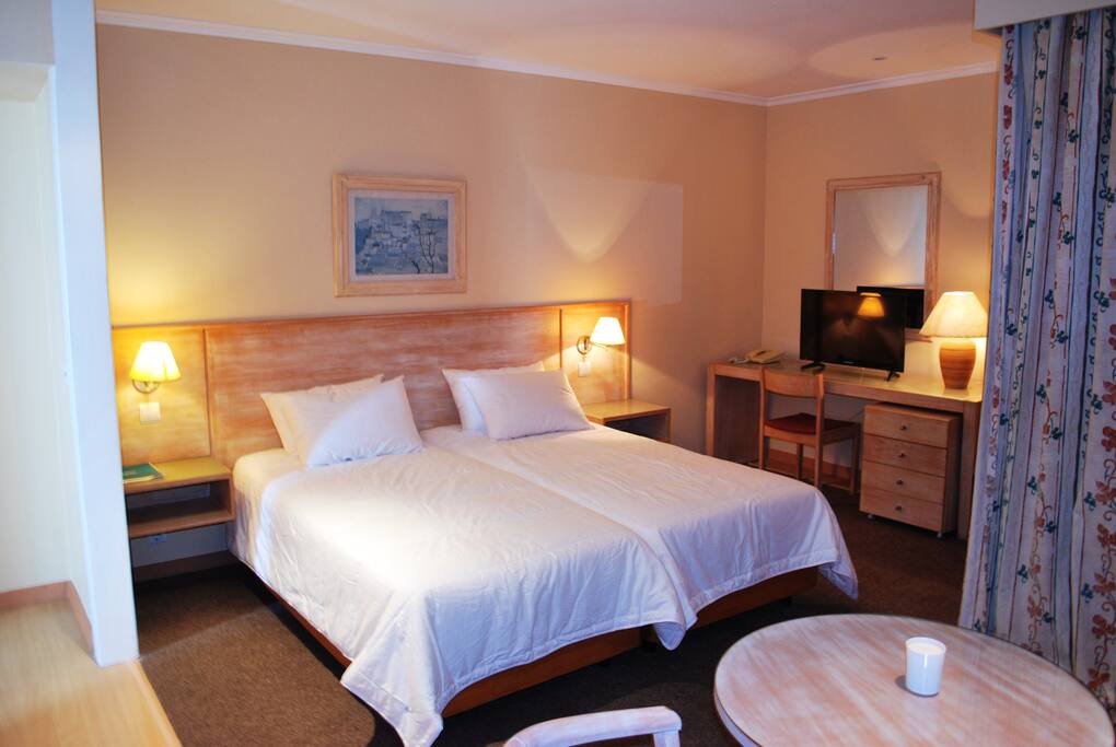 Cozy studio's bedroom on the top floor (includes bed and bath clothing) cable TV (Portuguese channels)