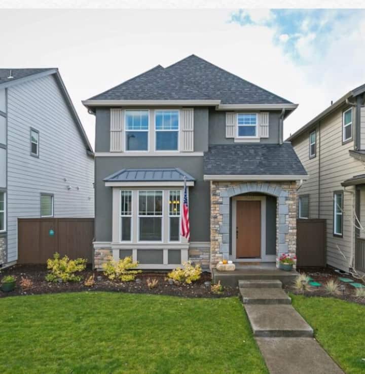 Oregon wine country. Bedroom in new home. Houses for Rent in North