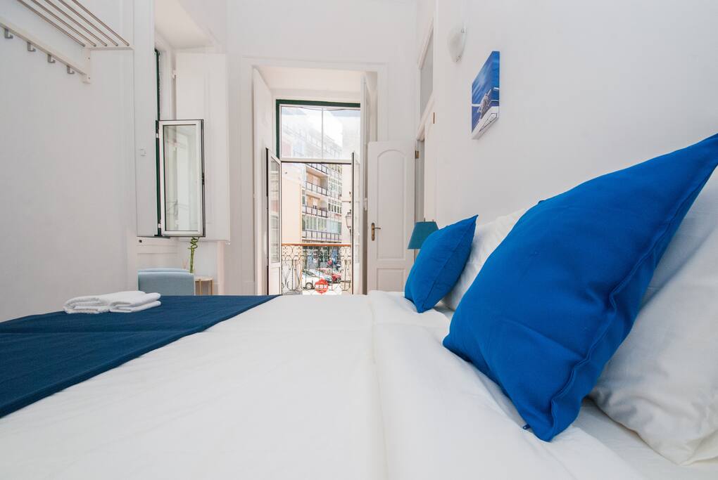 :D Twin room with street view