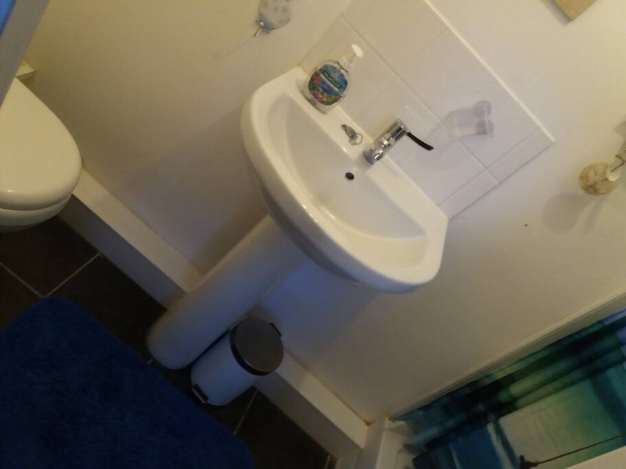 Shower room.