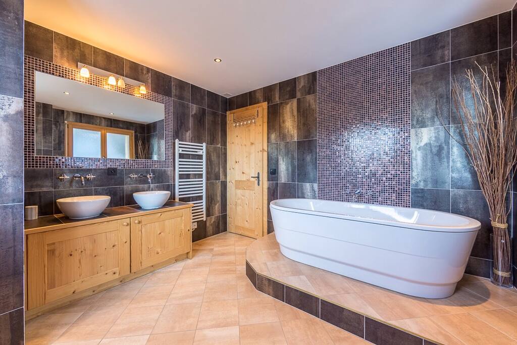 Master ensuite bathroom