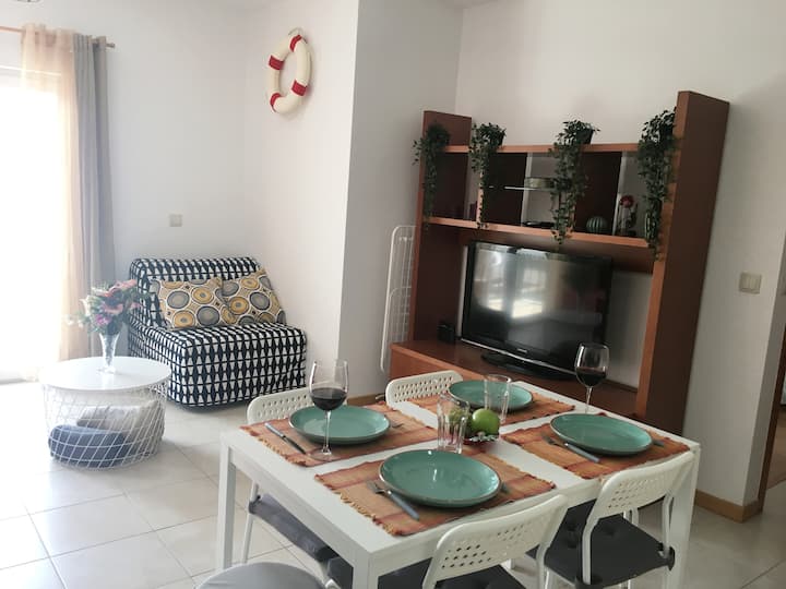 0 קומה.
חדר אוכל/סלון.
הספה השחורה והלבנה הזו היא מיטה נוספת.
