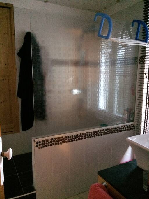 Salle de bain commune avec les propriétaires