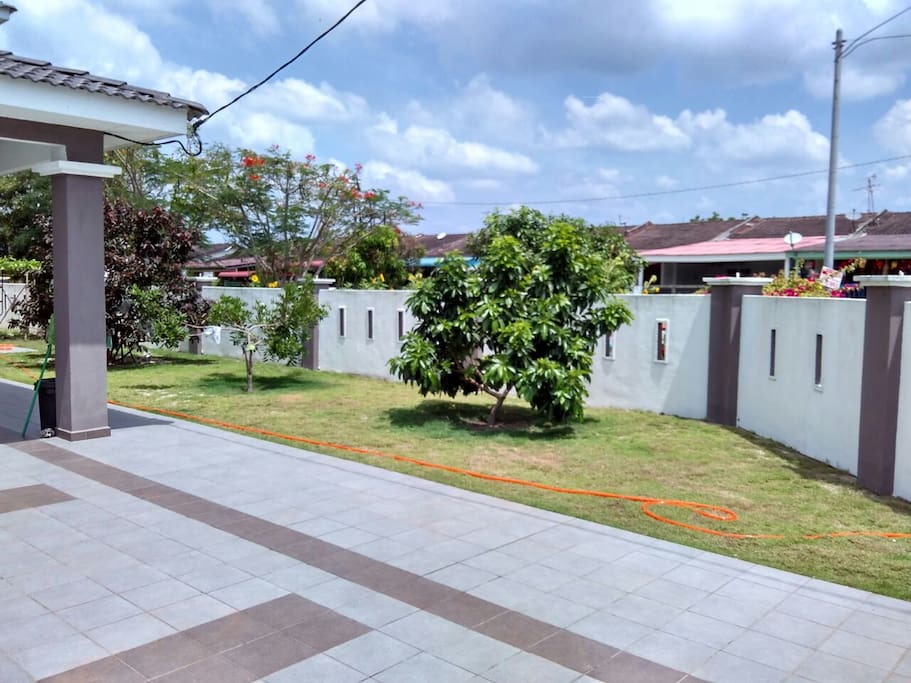 Space for events, parties or barbeques. Kids can run around too!