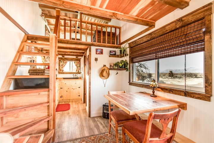 Peacock Tiny House near Las Vegas - Farm stays for Rent in Sandy Valley