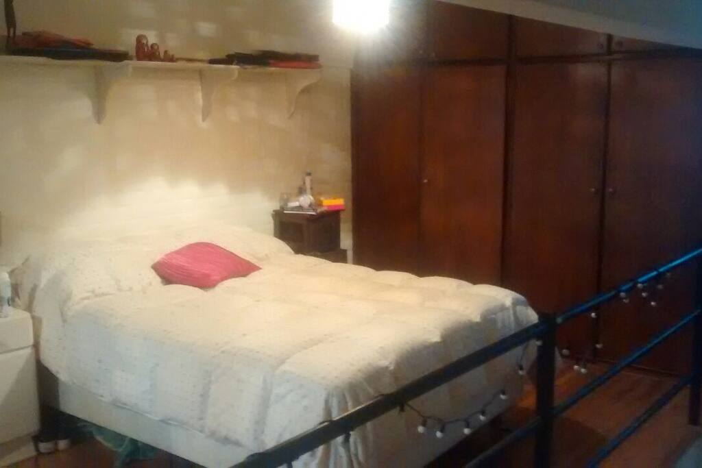 En el piso superior se encuentra la habitación ,una cómoda mesas con cuatro sillas y un baño .