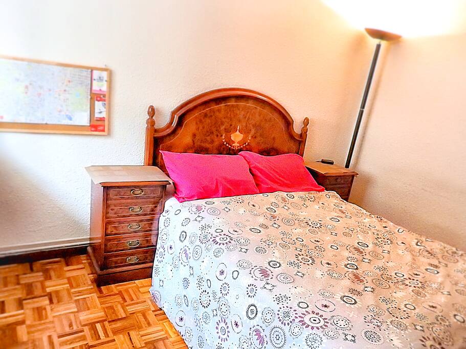 foto más reciente cama matrimonial (135 cm ancho x 190 cm largo).