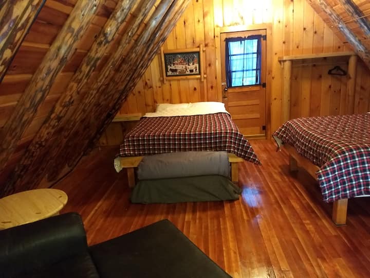 Eneo la roshani lenye kitanda na uhifadhi