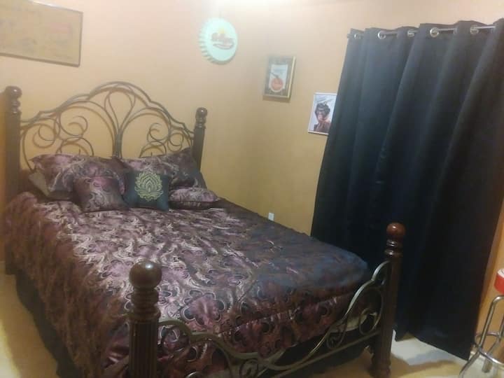 bedroom 4 queen bed