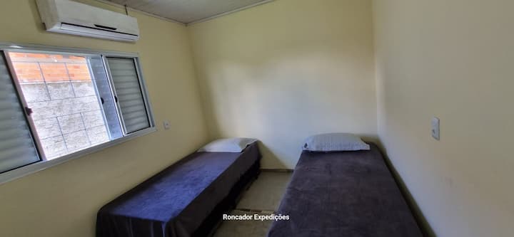 Spálňa 1 klimatizovaný apartmán s manželskou posteľou.