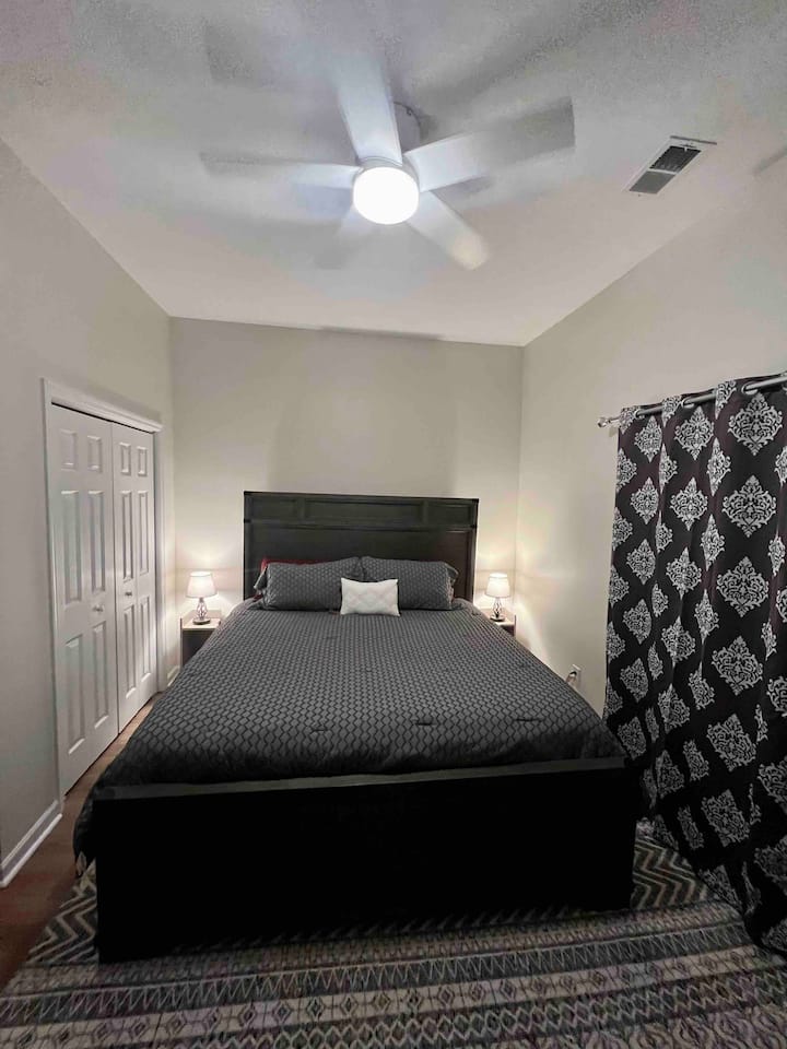 Master bedroom - King bed
