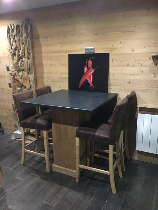 Mange debout avec 4 chaises hautes, meuble à casseroles dessous