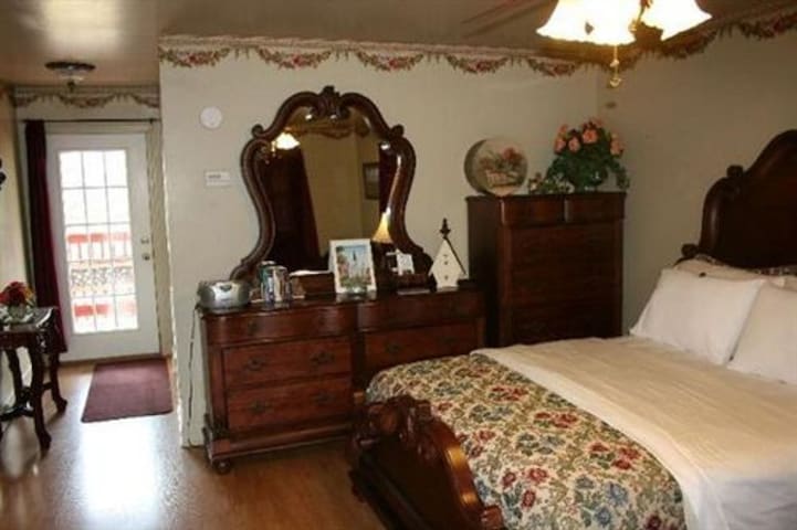 Rose Cottage-Suite-Jacuzzi-Cottage-Balcony