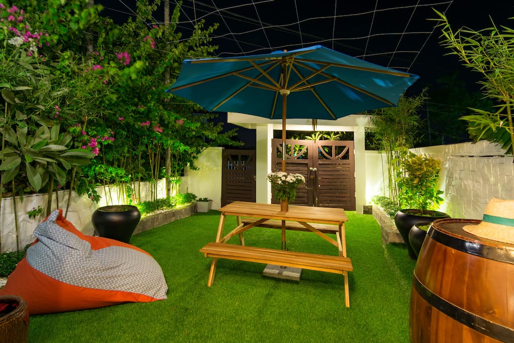 Nhìn sao trên bầu trời từ khu vườn phía trước