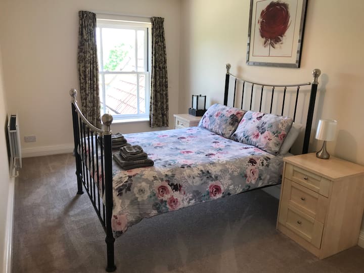 Удобен двоен кревет во метална рамка со прекрасен поглед кон долината Стур. 