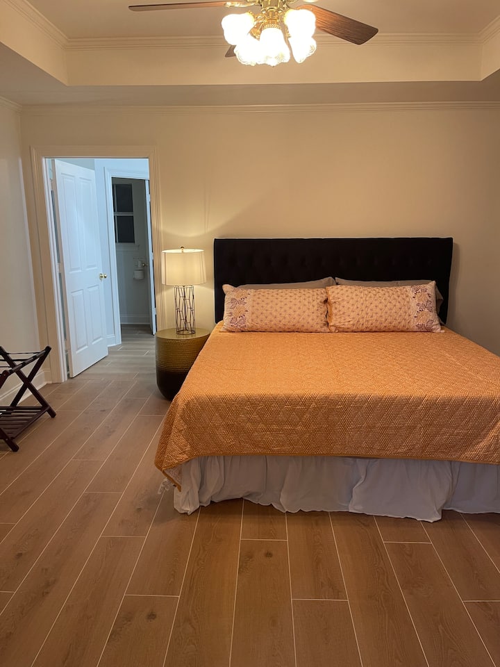 Camera da letto principale, letto matrimoniale grande, sedia, portabagagli