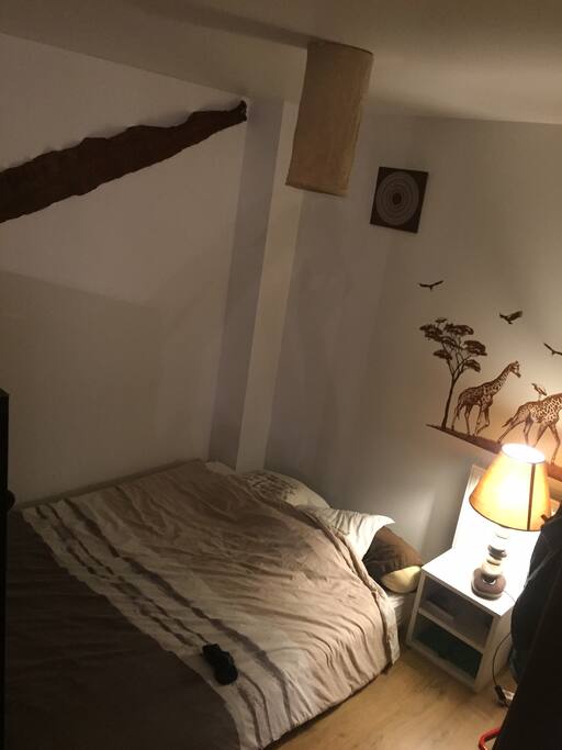 Un grand lit 160*200 avec un matelas EVE ^^